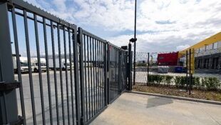 Hoogwaardige afsluiting voor nieuwe DHL-site - Gemaackt - Basix Afsluitingen