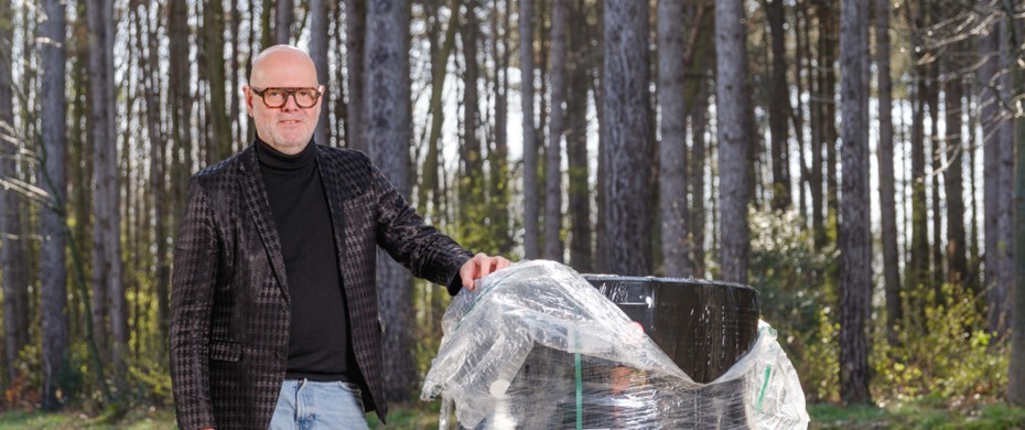 De vloer vegen met oude technieken